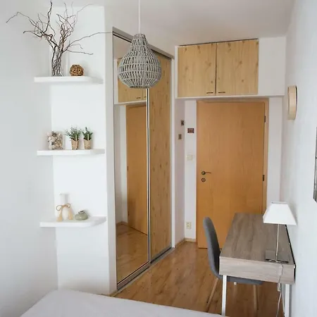 Cozy Btw Centre And Airport - Private Host - No Invoice *