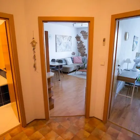 Cozy Btw Centre And Airport - Private Host - No Invoice
