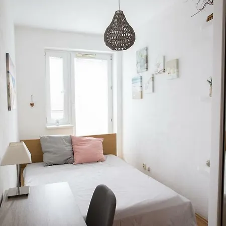 Cozy Btw Centre And Airport - Private Host - No Invoice 布拉迪斯拉发